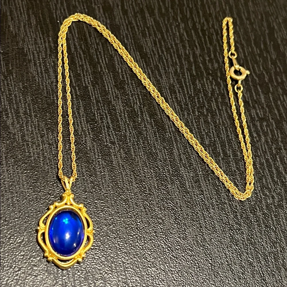 VTG Victorian Style Blue Flashy Cabochon Oval 18k Gold Plated Pendant Necklace